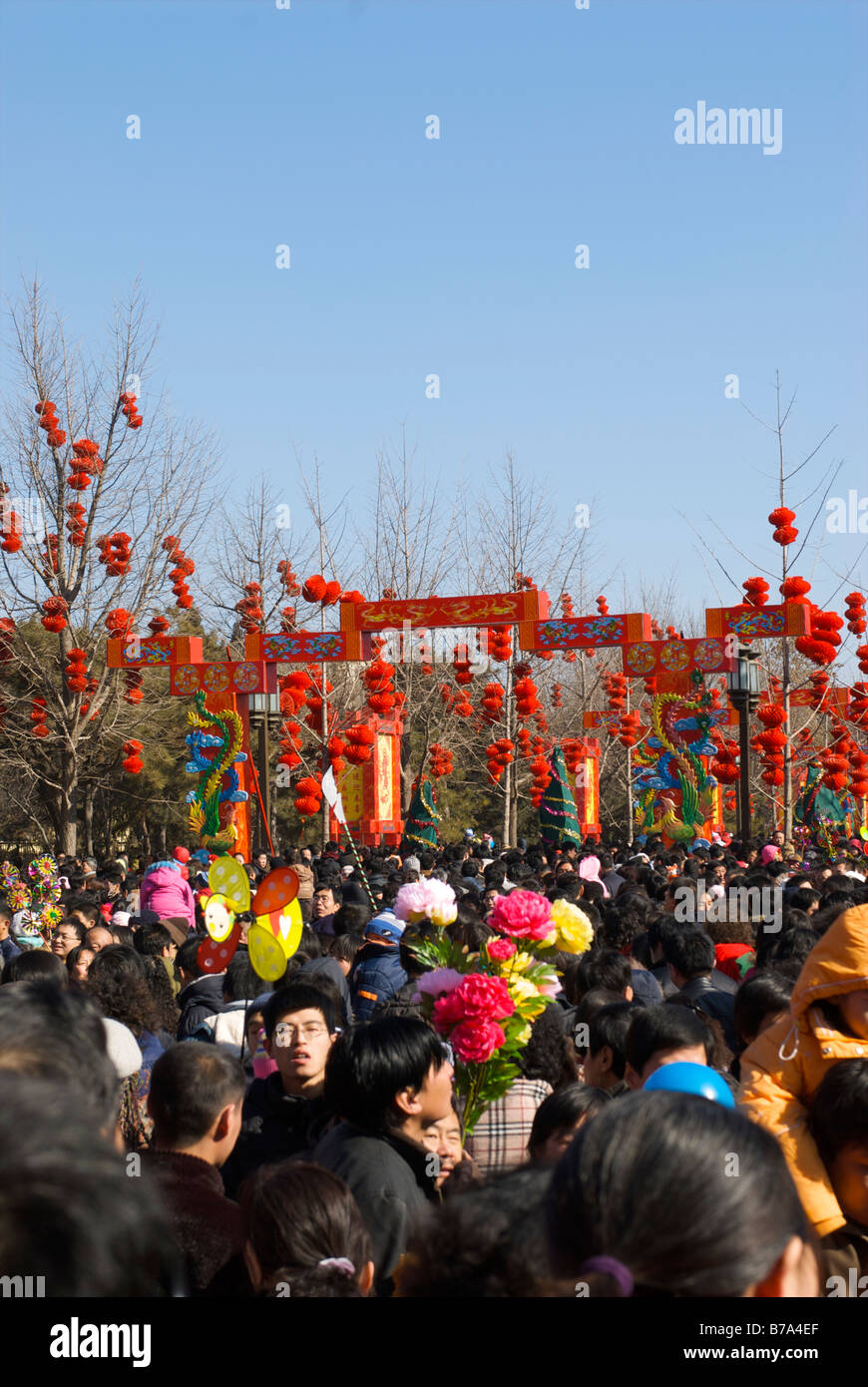 Folla in attesa per il tempio di messa a terra per il nuovo anno cinese fair a Beijing in Cina Foto Stock