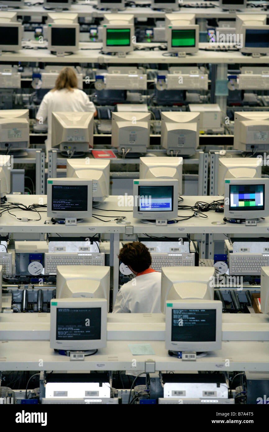 Dipendente della produzione di computer presso la funzione di prova, ispezione finale del PC di Fujitsu Siemens GmbH ad Augsburg, BAV Foto Stock