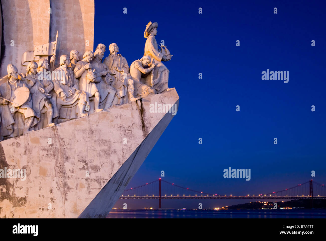 Pradao dos Descobrimentos. Il Monumento delle Scoperte dedicata al mare portoghese esploratori e il 25 di aprile bridge al tramonto. Foto Stock