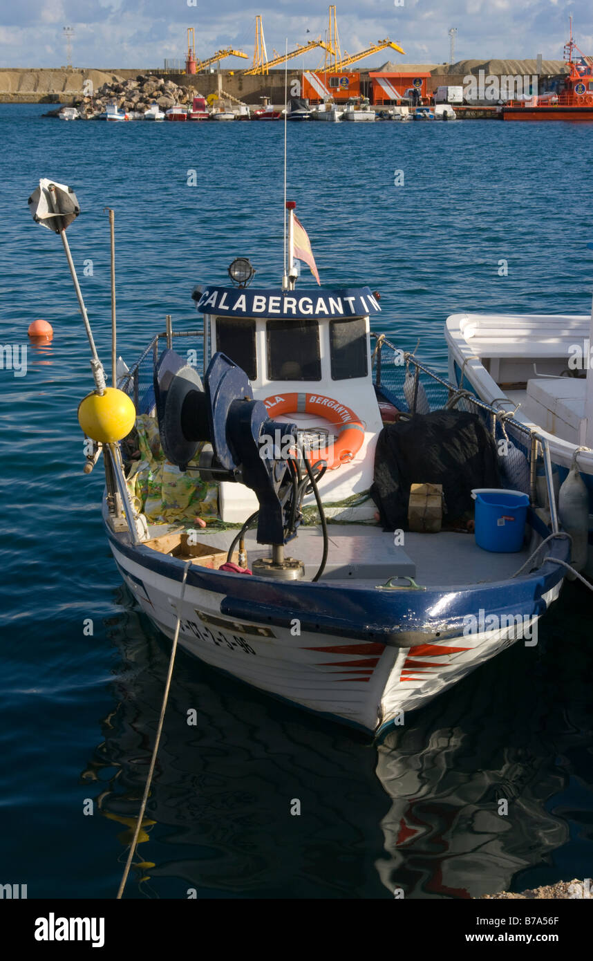 Piccolo commerciale spagnola di barca da pesca ormeggiate nel porto di Garrucha Almeria Spagna Foto Stock