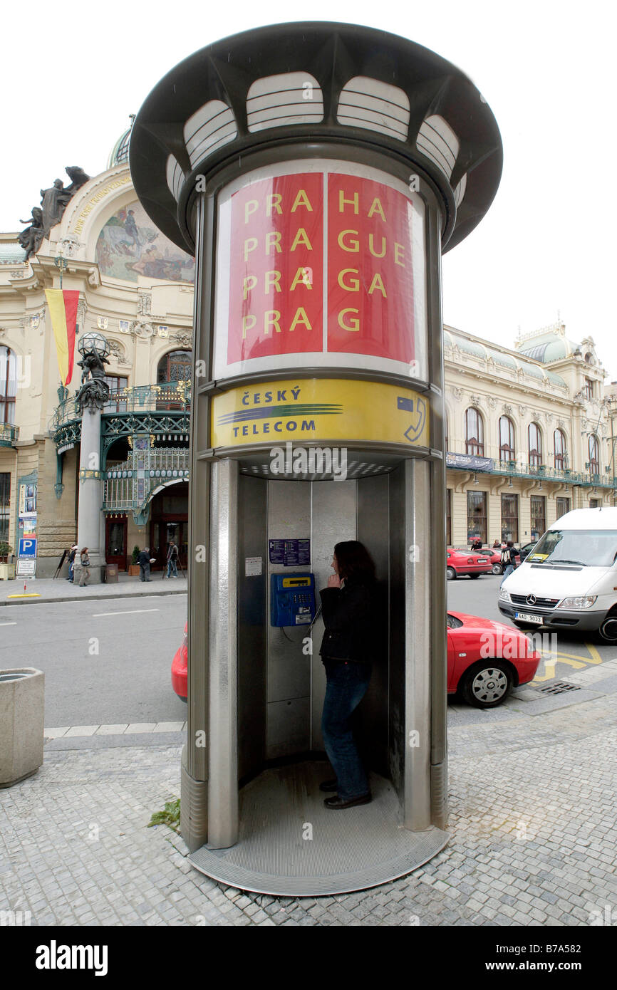 Donna di dover telefonare da un box di chiamata o telefono pubblico di Cesky Telecom, Repubblica Ceca società di telecomunicazioni, a Praga, Repubblica Ceca, Europa Foto Stock