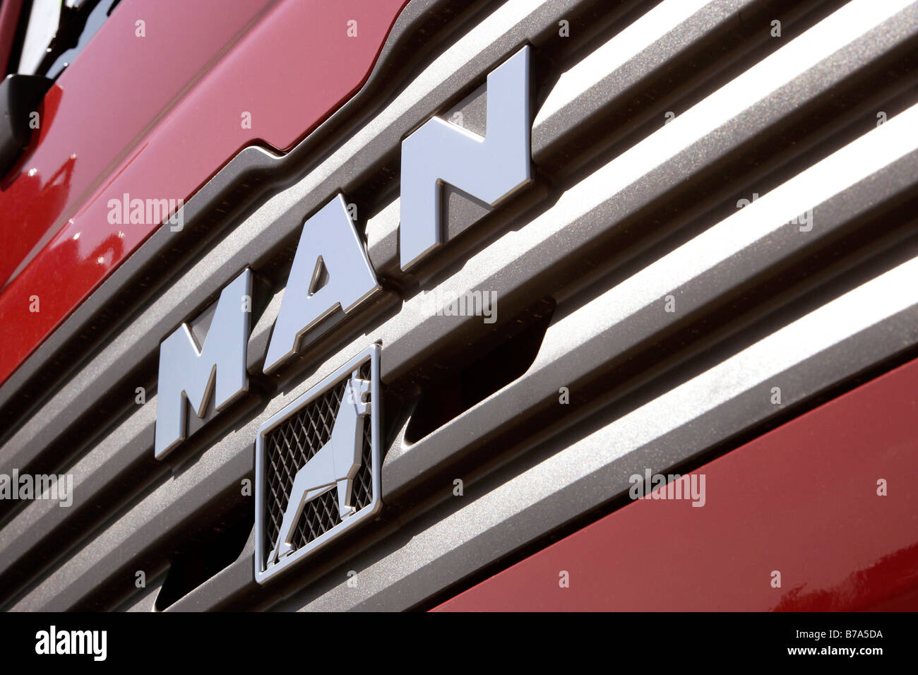 Logo aziendale sulla griglia di un autocarro MAN Veicoli Commerciali Corporation, Monaco di Baviera, Germania, Europa Foto Stock