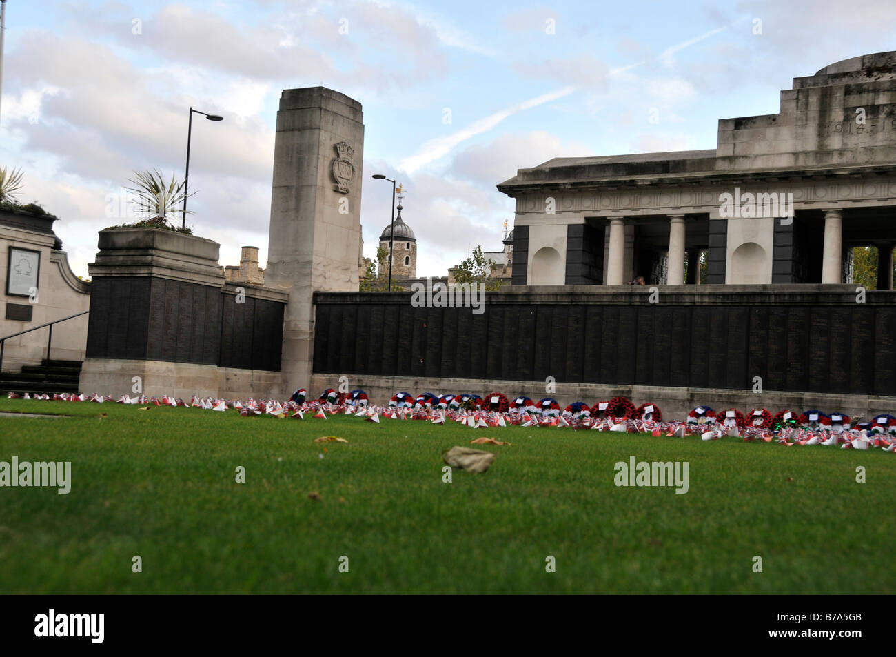 British bandiere e corone di fiori di papavero in Piazza Trinità durante un servizio del Ricordo Foto Stock