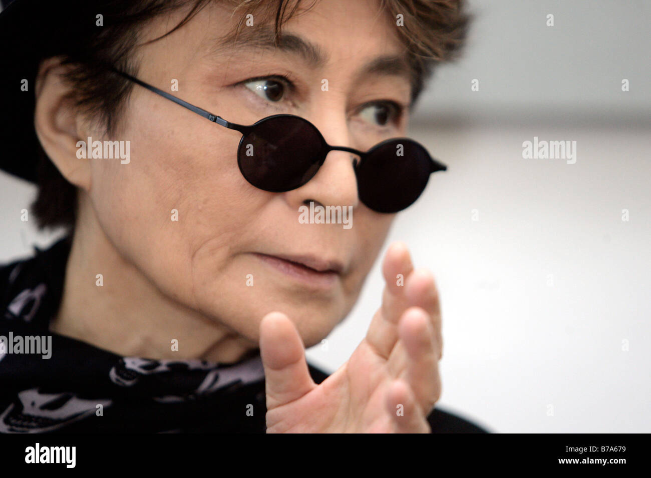 Yoko Ono, artista giapponese e la vedova di John Lennon e i Beatles, al Museo di Arte Moderna di Passau, Baviera, Germania, Europa Foto Stock