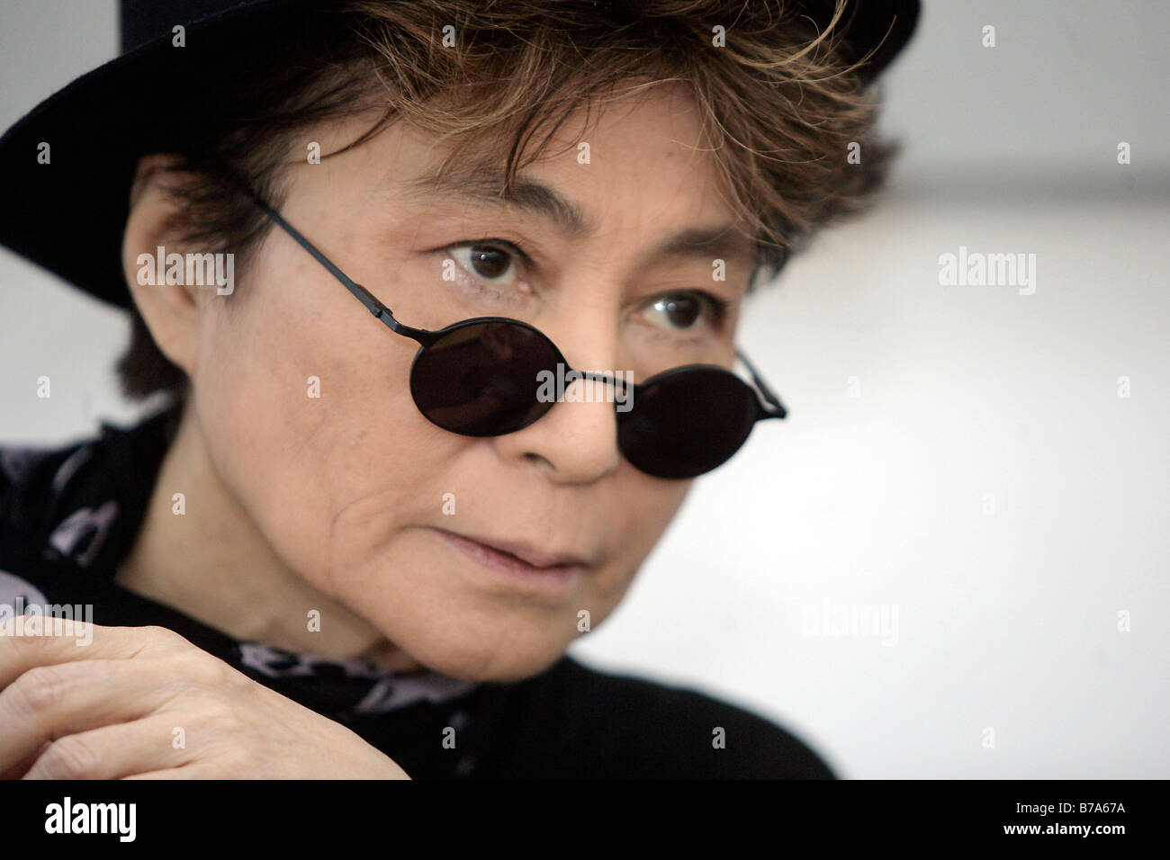 Yoko Ono, artista giapponese e la vedova di John Lennon e i Beatles, al Museo di Arte Moderna di Passau, Baviera, Germania, Europa Foto Stock