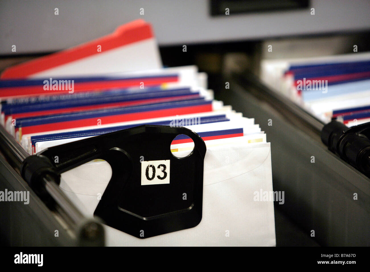 Lettere nella macchina che ordina le lettere nel giusto ordine secondo la via di mailman, Regensburg distribuzione c Foto Stock