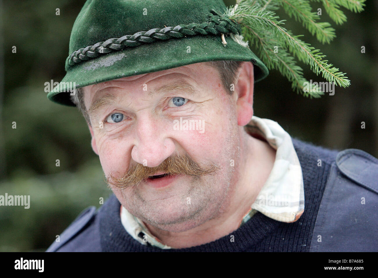 Uomo che indossa un cappello, forestazione Max Neumaier, Lohberg, Foresta Bavarese, in Baviera, Germania, Europa Foto Stock