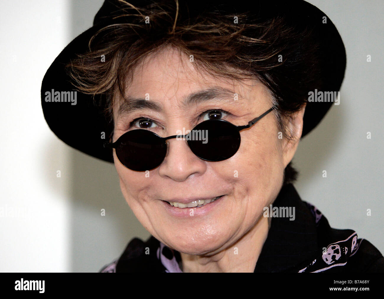 Yoko Ono, artista giapponese e la vedova di John Lennon e i Beatles, al Museo di Arte Moderna di Passau, Baviera, Germania, Europa Foto Stock