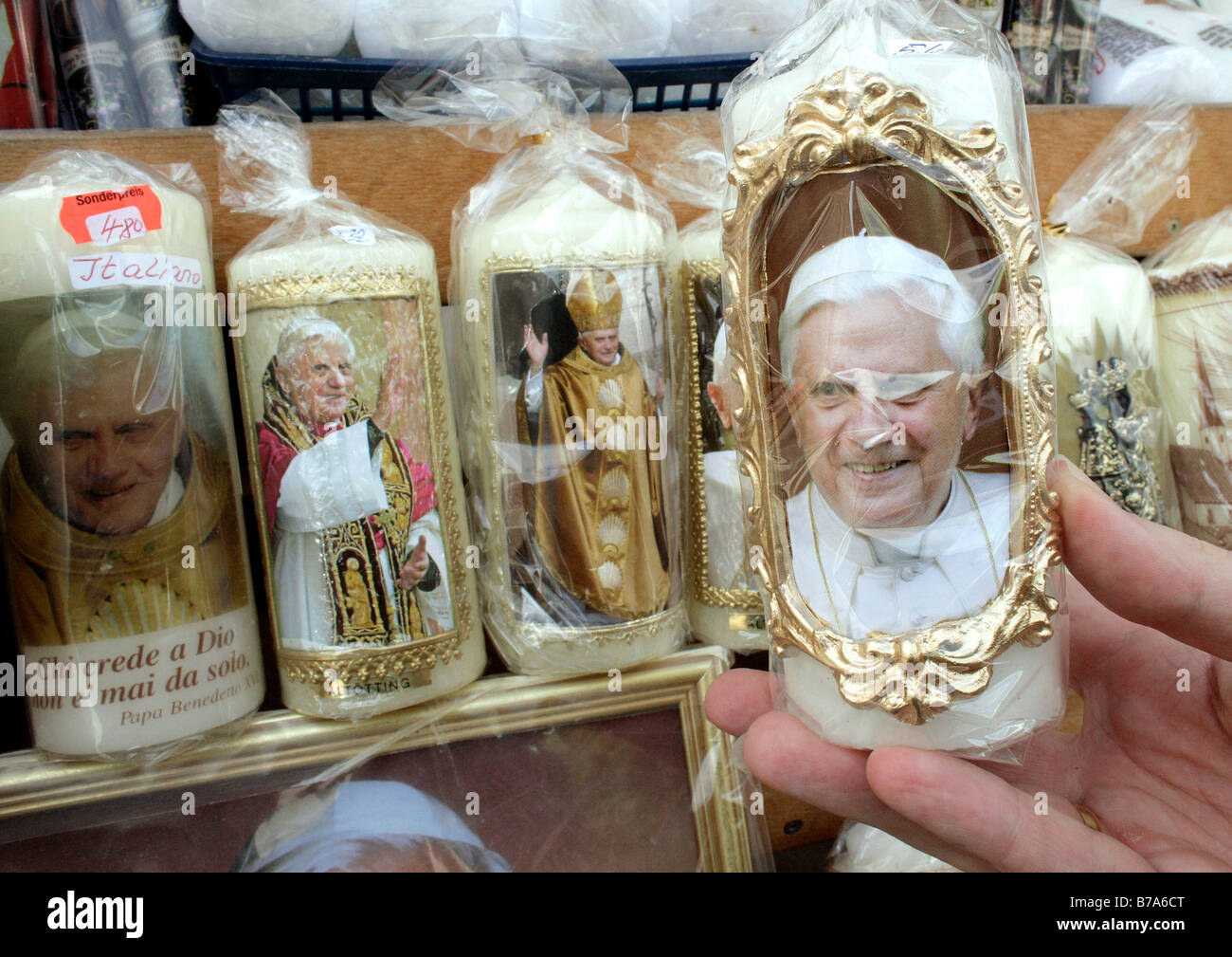 Le candele con l'immagine di Papa Benedetto XVI. in oggetti devozionali shop nel pellegrinaggio bavarese città di Altoetting, Bava Foto Stock