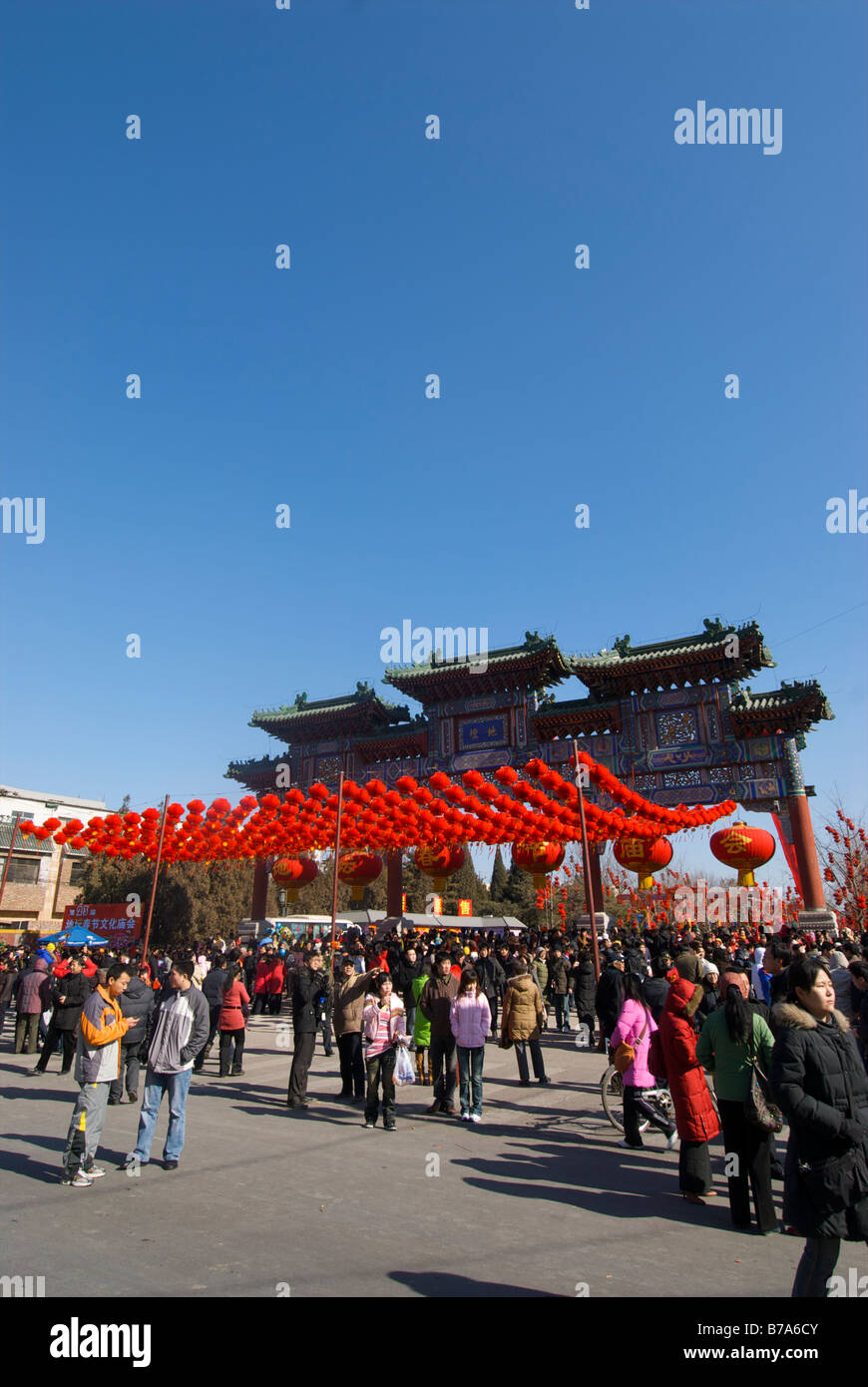 Folla in attesa per il tempio di messa a terra per il nuovo anno cinese fair a Beijing in Cina Foto Stock