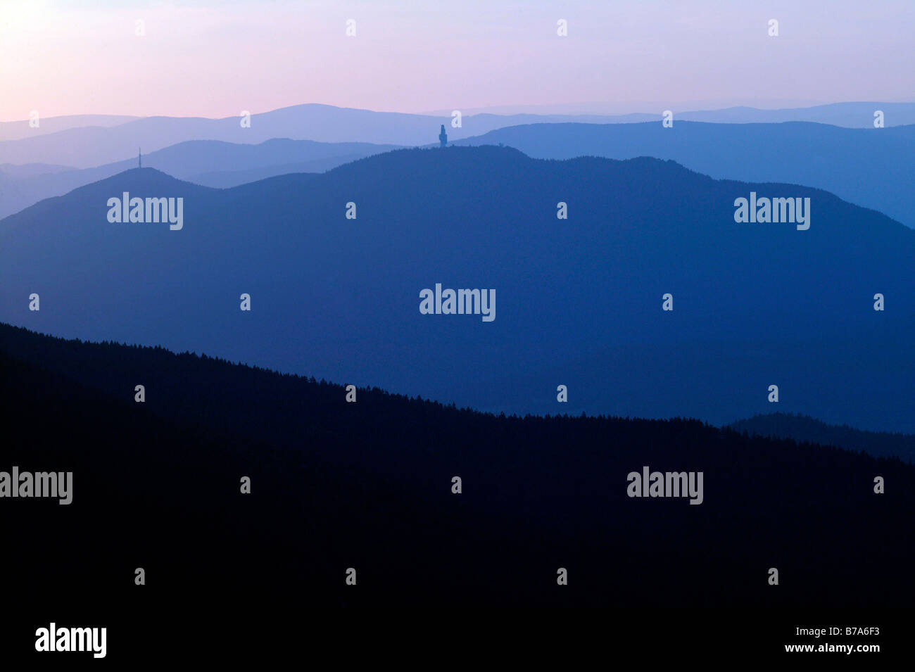 Atmosfera mattutina con una vista della Foresta Bavarese, Mount Kaitersberg e l'Hoher Bogen gamma, vista dal Monte Grosser Arber, ne Foto Stock