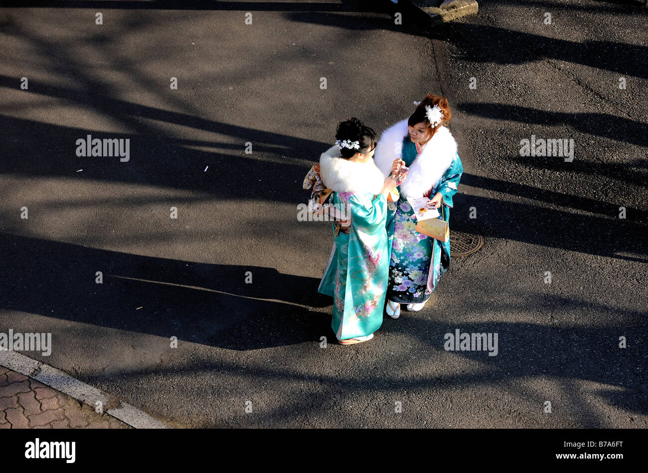Due kimono rivestita 20 anno di età le donne giapponesi guardare foto su un monitor della fotocamera durante un evento per contrassegnare la venuta del giorno di età Foto Stock