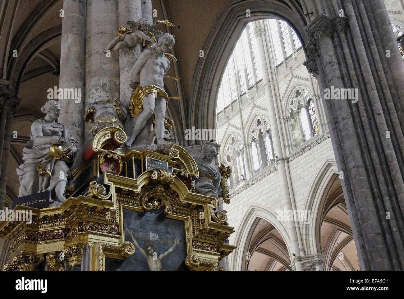 Statue interno cattedrale di Amiens Foto Stock