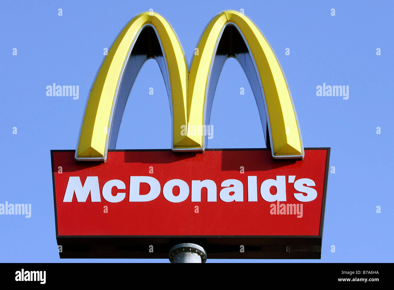 McDonald's logo sotto un cielo blu, Landau an der Isar, Baviera, Germania, Europa Foto Stock