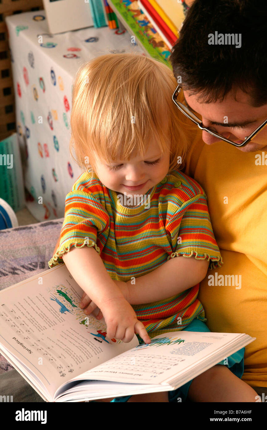 Lettura del Padre per il suo bambino Foto Stock