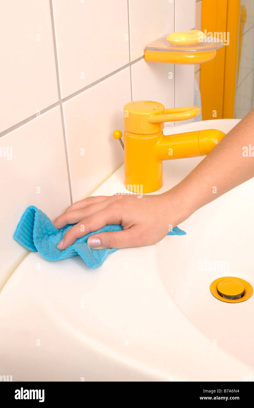 Pulizia delle mani di un lavandino Foto Stock