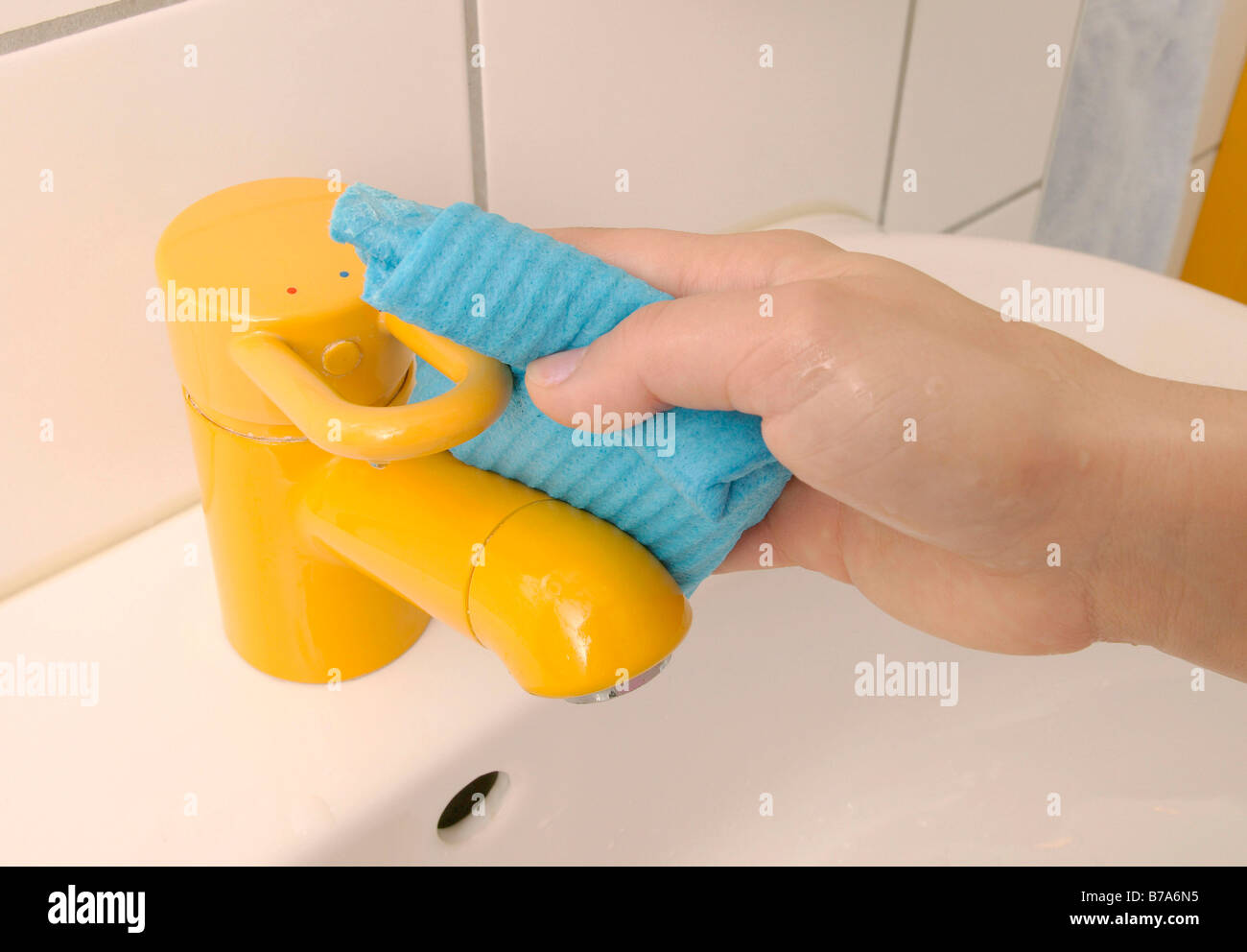 Pulizia delle mani di un lavandino Foto Stock