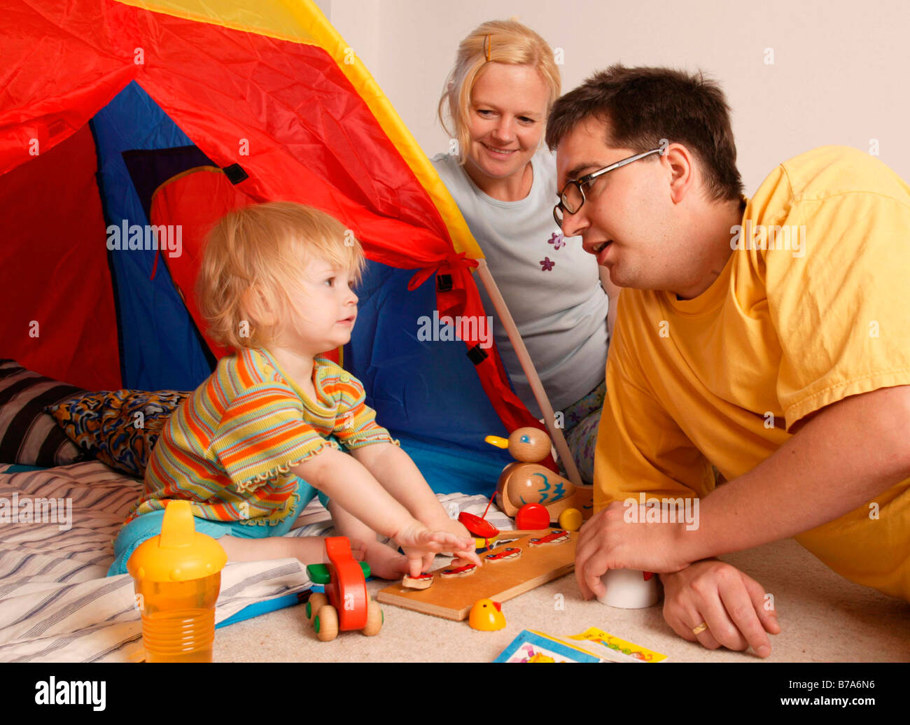 Coppia giovane a giocare con il loro bambino Foto Stock