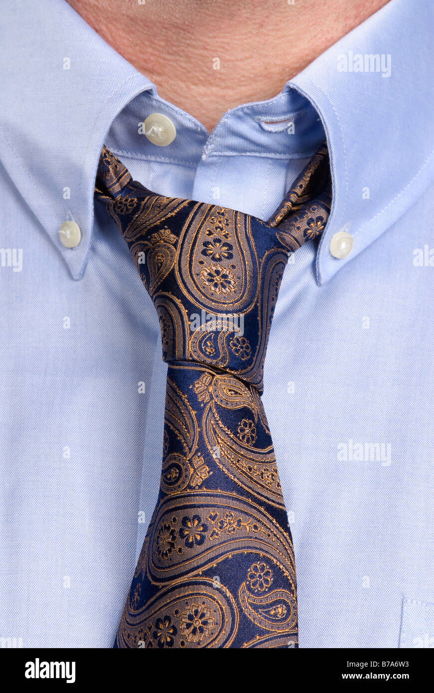 Con la cravatta allentata e la camicia sbottonata immagini e fotografie  stock ad alta risoluzione - Alamy