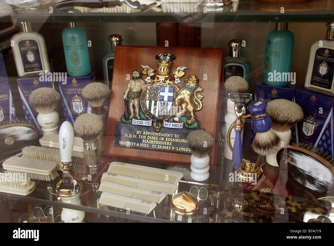 Vetrina dei parrucchieri Trueffit & Hill, raccomandato come Royal Warrant titolare, Londra, Inghilterra, Gran Bretagna, Europa Foto Stock