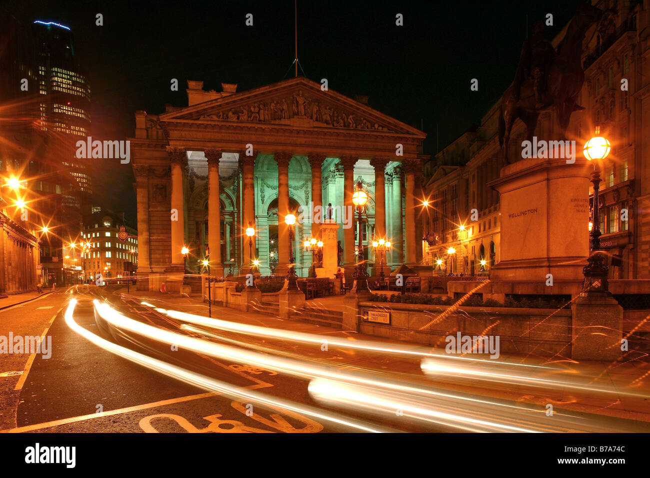 Double-decker, Royal Exchange in Threadneedle Street di notte a Londra, Inghilterra, Gran Bretagna, Europa Foto Stock