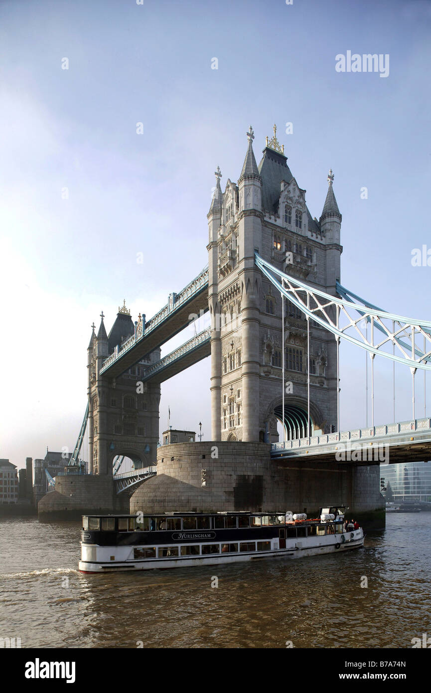Il Tower Bridge e una barca sul Tamigi a Londra, Inghilterra, Gran Bretagna, Europa Foto Stock