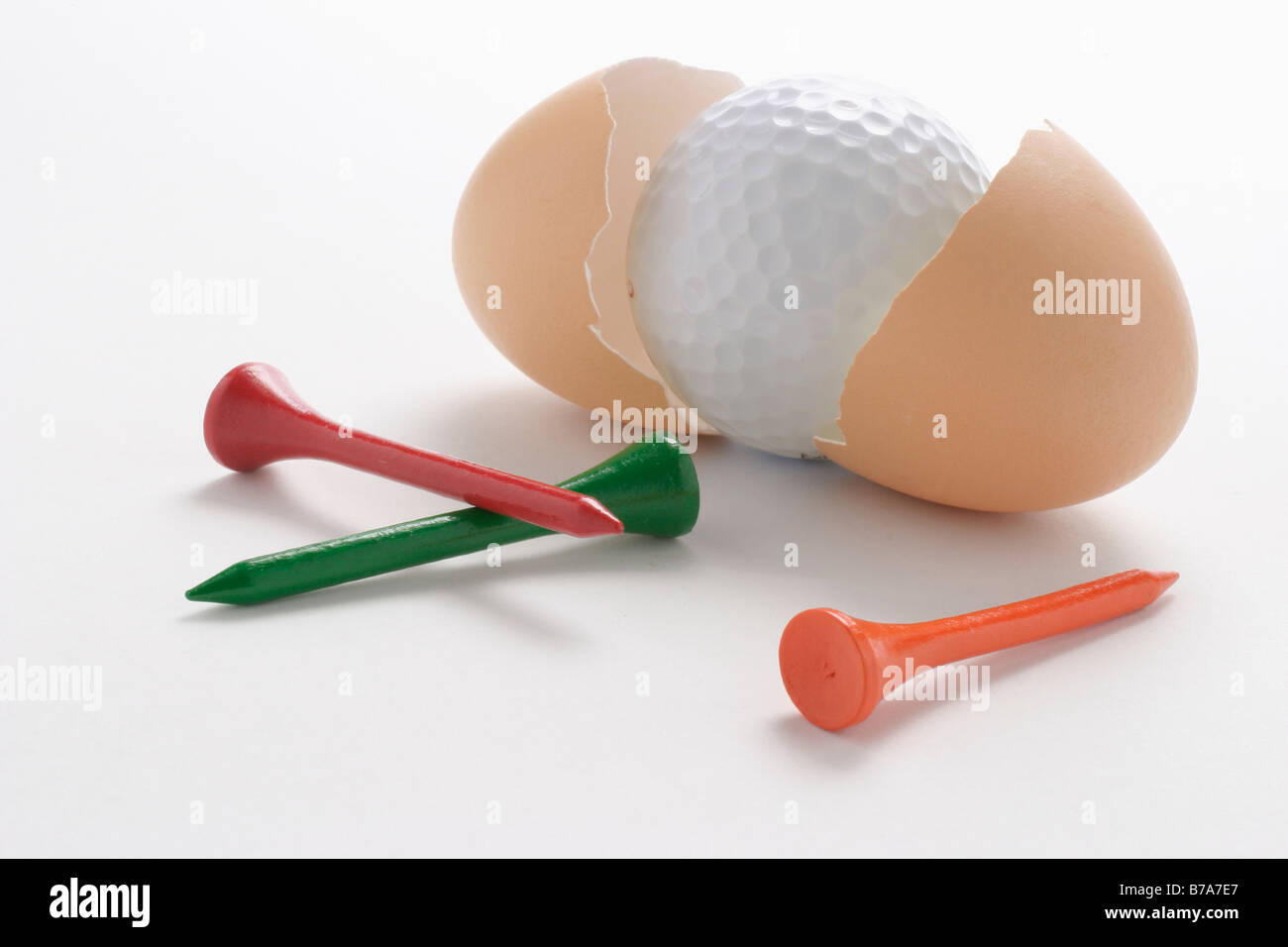 Golf tees e rotture di gusci delle uova con palla da golf Foto Stock