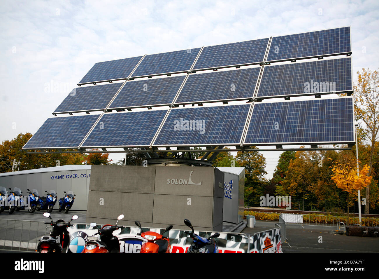 Stazione solare, in moto la fiera Intermot 2008, fiera di Colonia, nella Renania settentrionale-Vestfalia, Germania, Europa Foto Stock