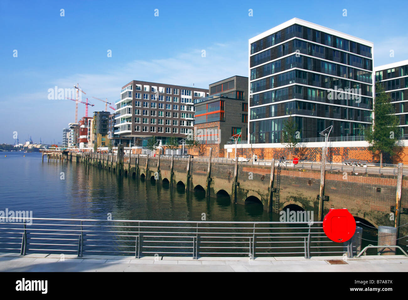 O Hafencity Harbor Città sul fiume Elba e moderni appartamenti di lusso e uffici sul Marco-Polo-Terrassen, Grasbroo Foto Stock