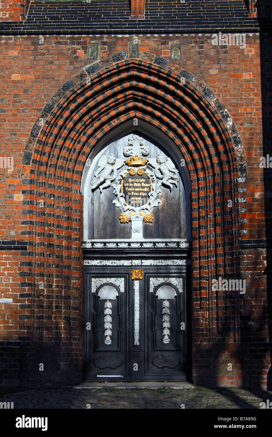 Decorazioni in legno della porta di ingresso, la chiesa di San Nicola nel centro storico della città di Wismar, Sito Patrimonio Mondiale dell'UNESCO, Hanseati Foto Stock