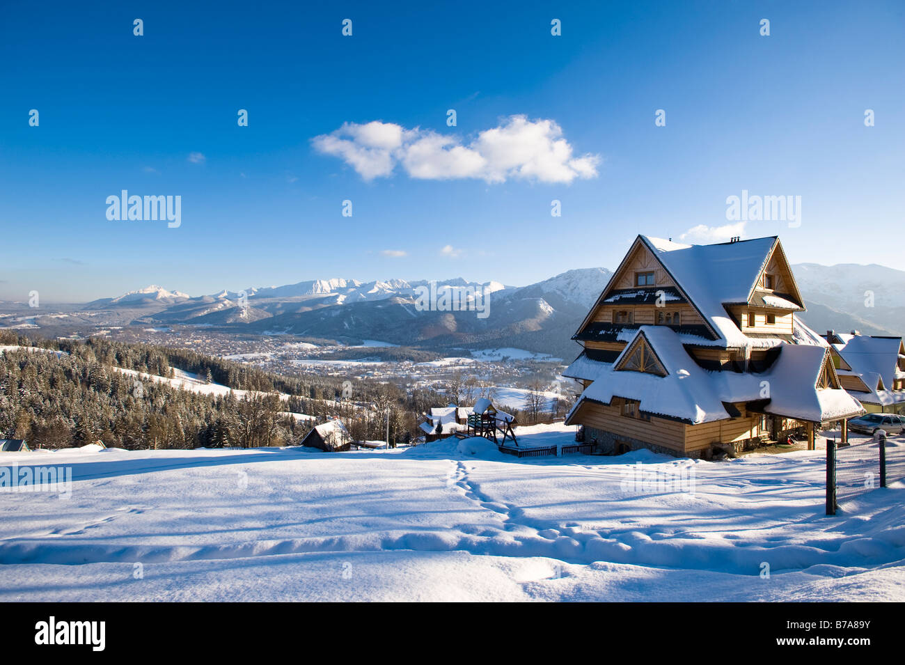 Architettura tradizionale di Zakopane e vista dei monti Tatra Regione di Podhale Polonia Foto Stock