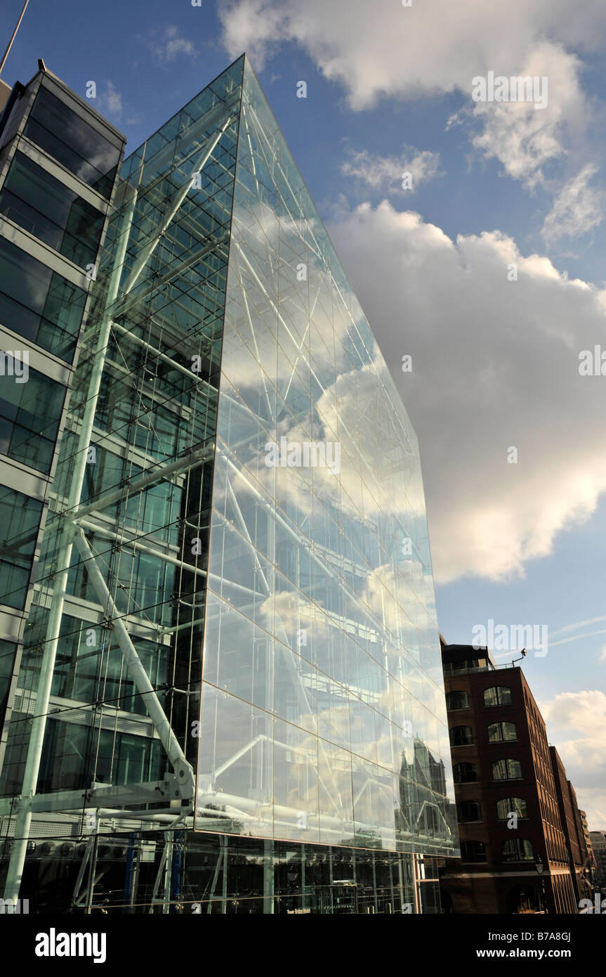 K2 ufficio moderno edificio vicino al Royal Mint e il Tower Bridge di Londra Inghilterra REGNO UNITO Foto Stock