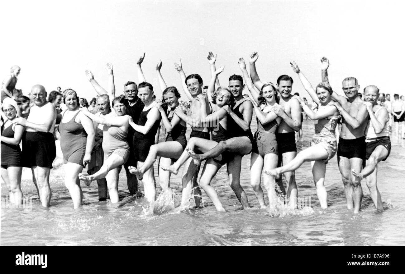 Foto storiche, gruppo di persone in spiaggia, ca. 1920 Foto Stock