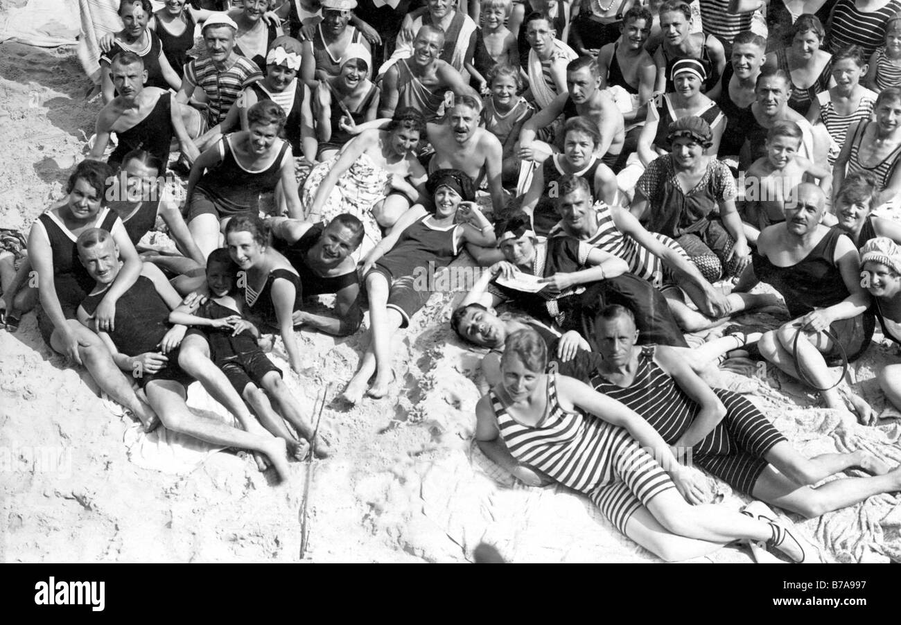 Foto storiche, gruppo di persone in spiaggia, ca. 1920 Foto Stock