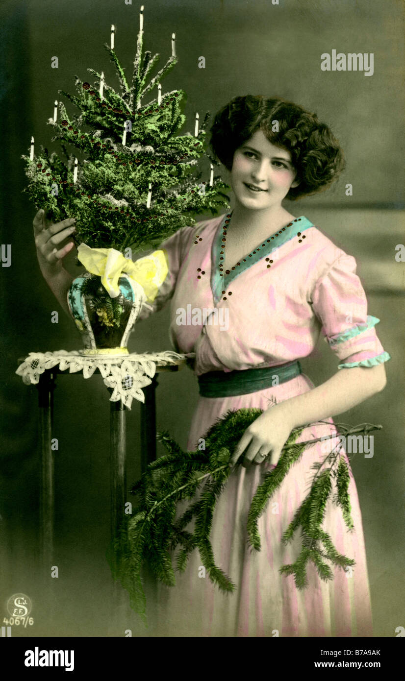 Foto storiche, donna con albero di Natale, ca. 1910 Foto Stock