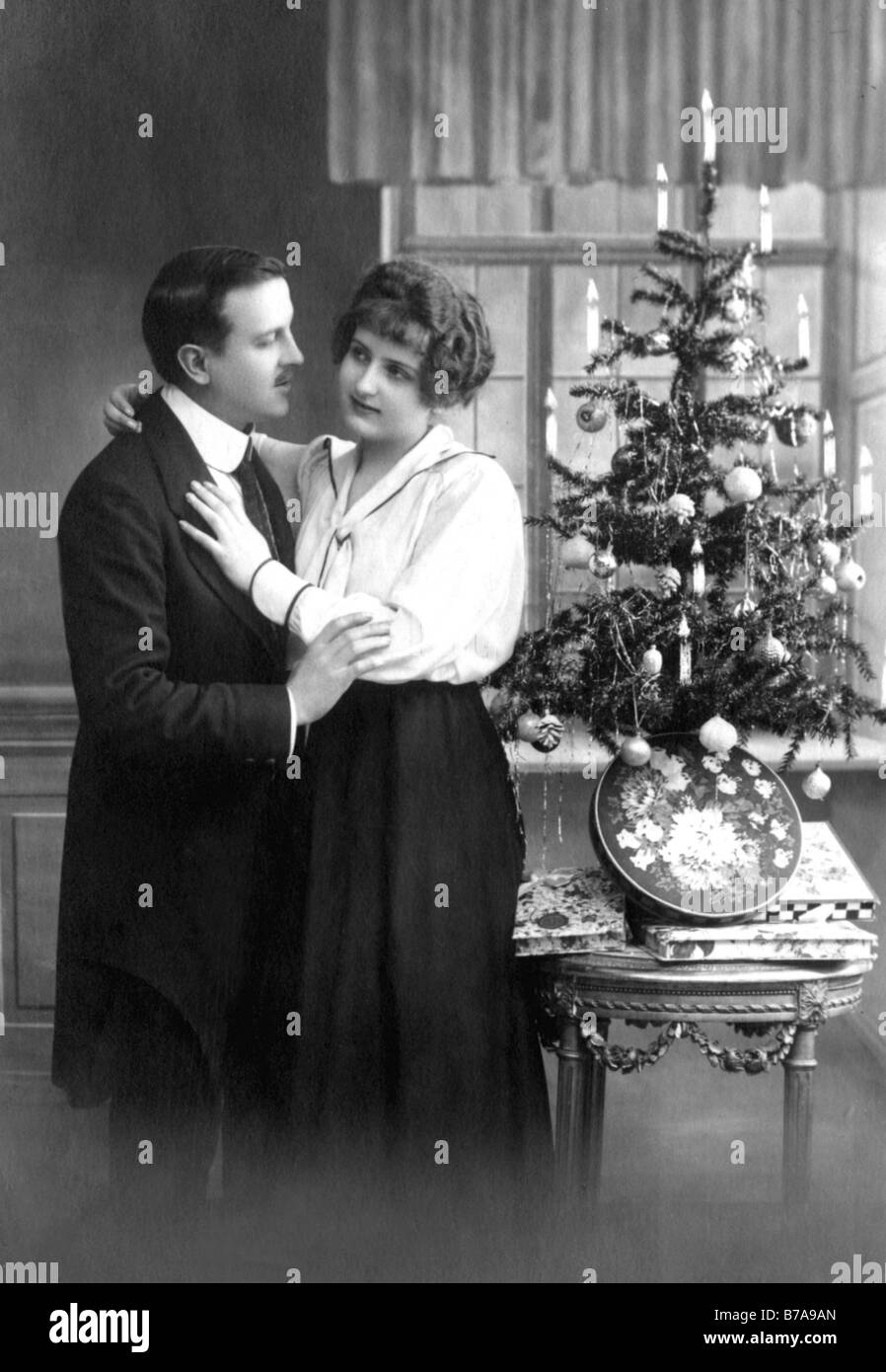 Foto storiche, giovane con albero di Natale, ca. 1910 Foto Stock