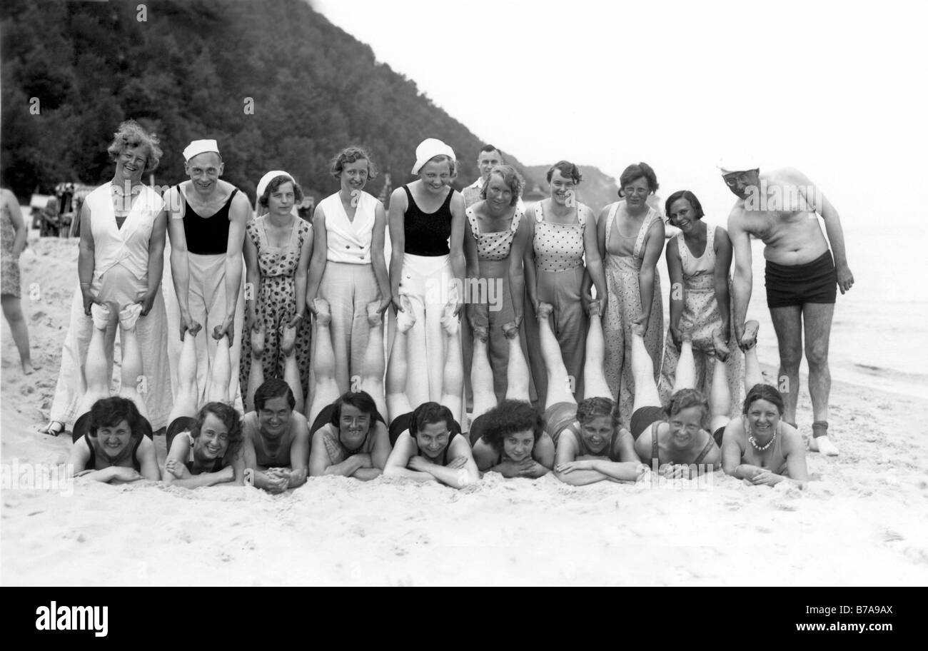 Foto storiche, gruppo di persone in spiaggia, Ruegen, Rugia, Germania, ca. 1920 Foto Stock