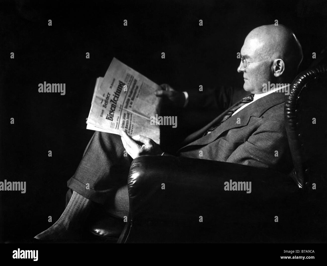 Foto storiche, uomo di lettura quotidiano finanziario, ca. 1930 Foto Stock