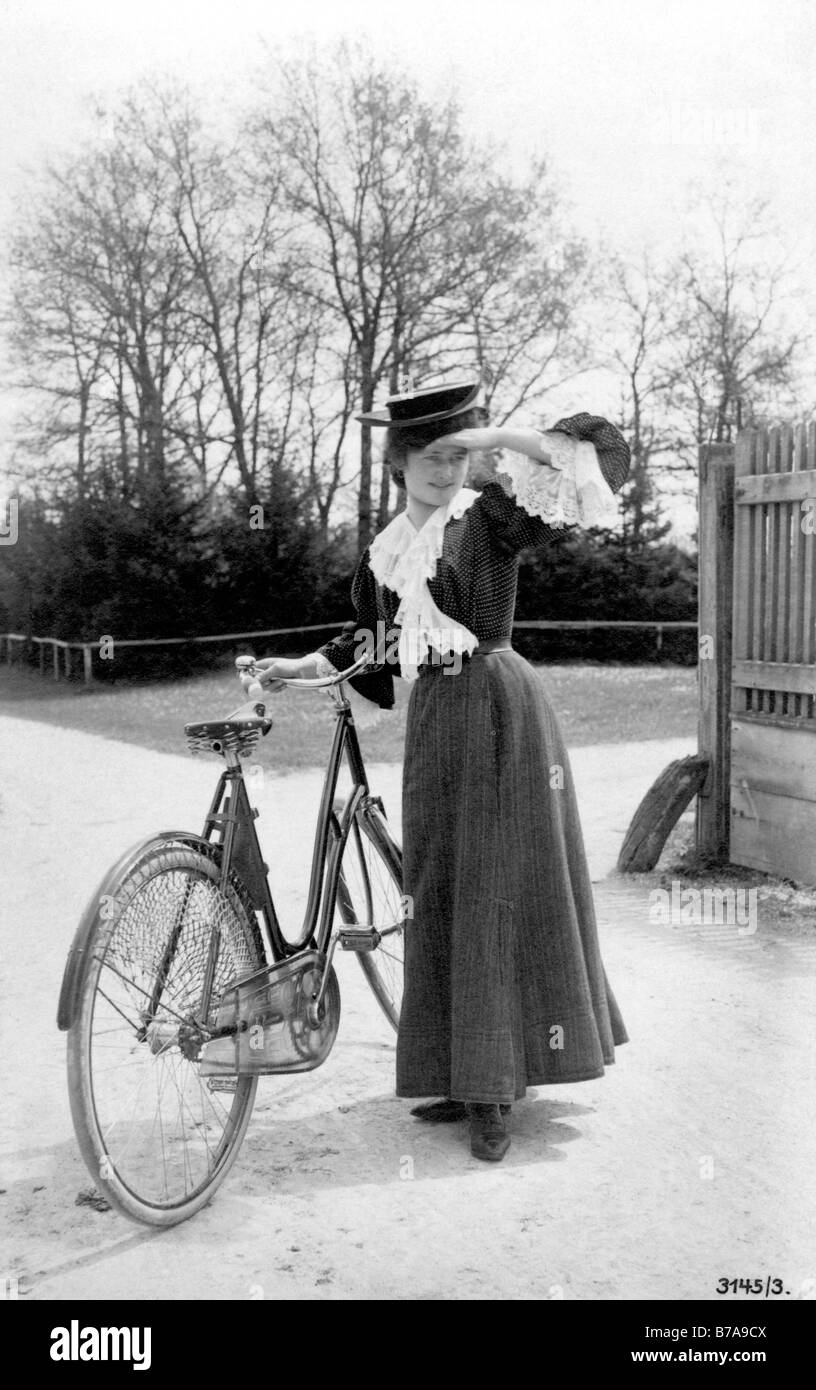 Foto storiche, donna con la bicicletta, ca. 1915 Foto Stock