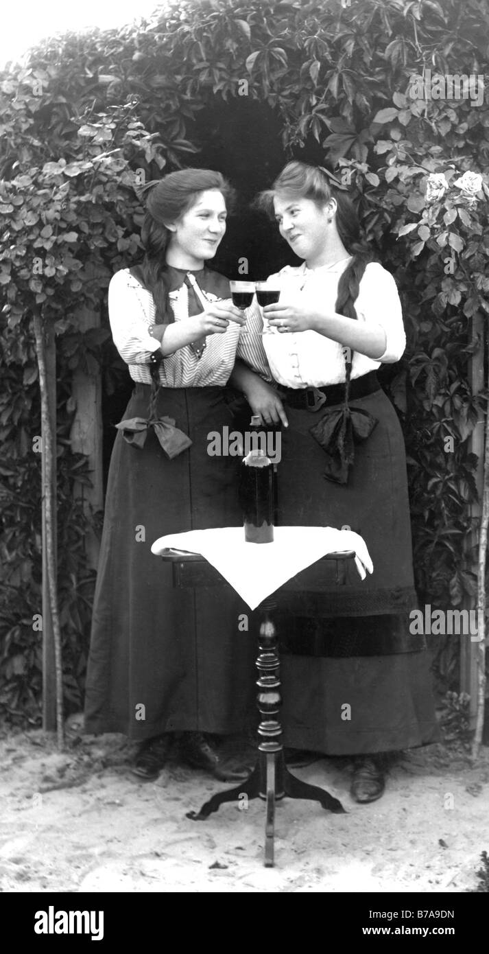 Foto storiche, due amiche celebrando con il vino, ca. 1920 Foto Stock