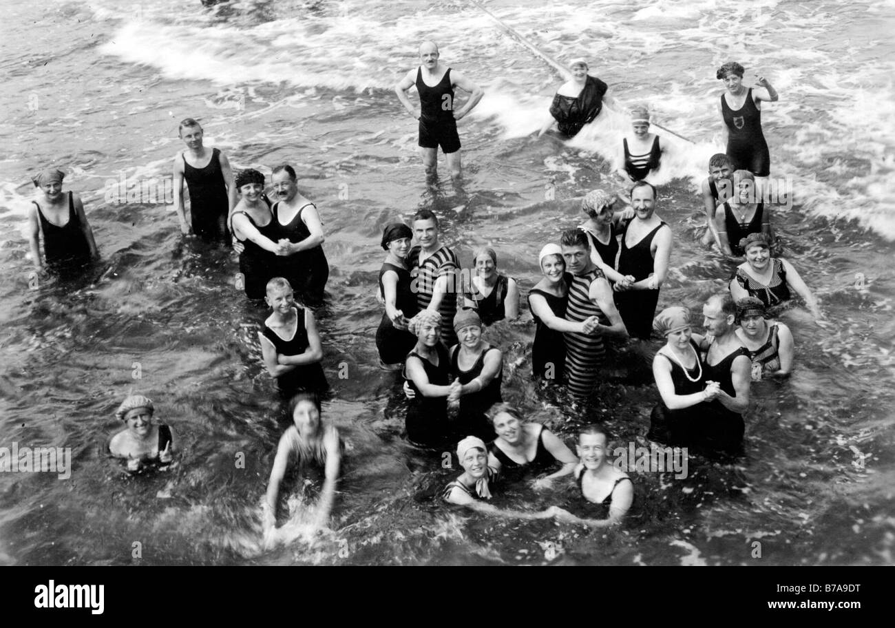 Foto storiche, gruppo di bagnanti in ballo nel mare, ca. 1920 Foto Stock