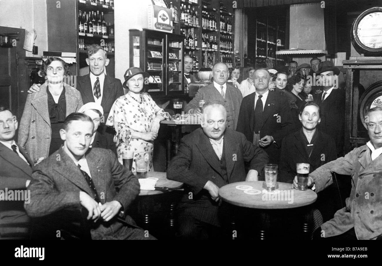 Foto storiche, gli ospiti in pub, attorno al 1915 Foto Stock