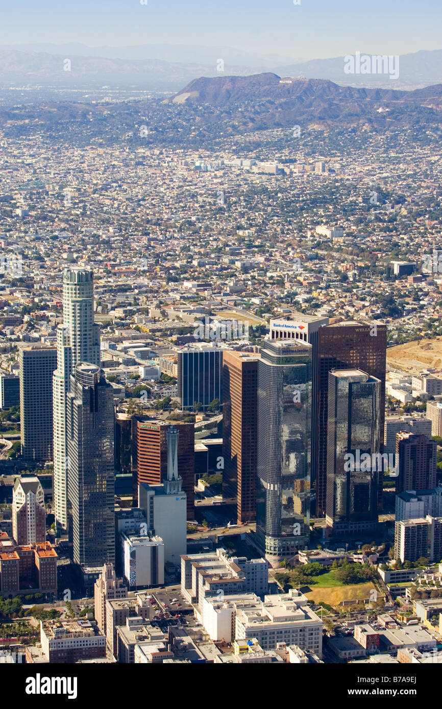 Foto aerea del centro cittadino di Los Angeles in California con Hollywood Sign in background Foto Stock