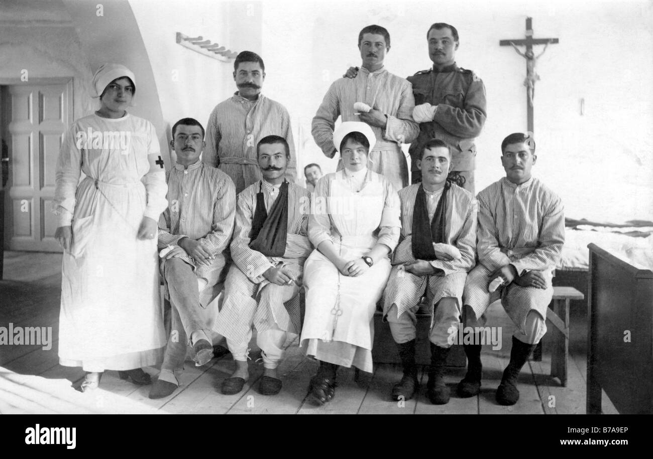 Foto storiche, la prima guerra mondiale, ferito con infermieri, ca. 1916 Foto Stock