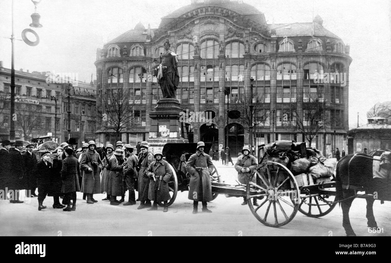 Foto storiche, tumulti nella parte anteriore del department store Tietze nel marzo 1919, Berlino, Germania, Europa Foto Stock