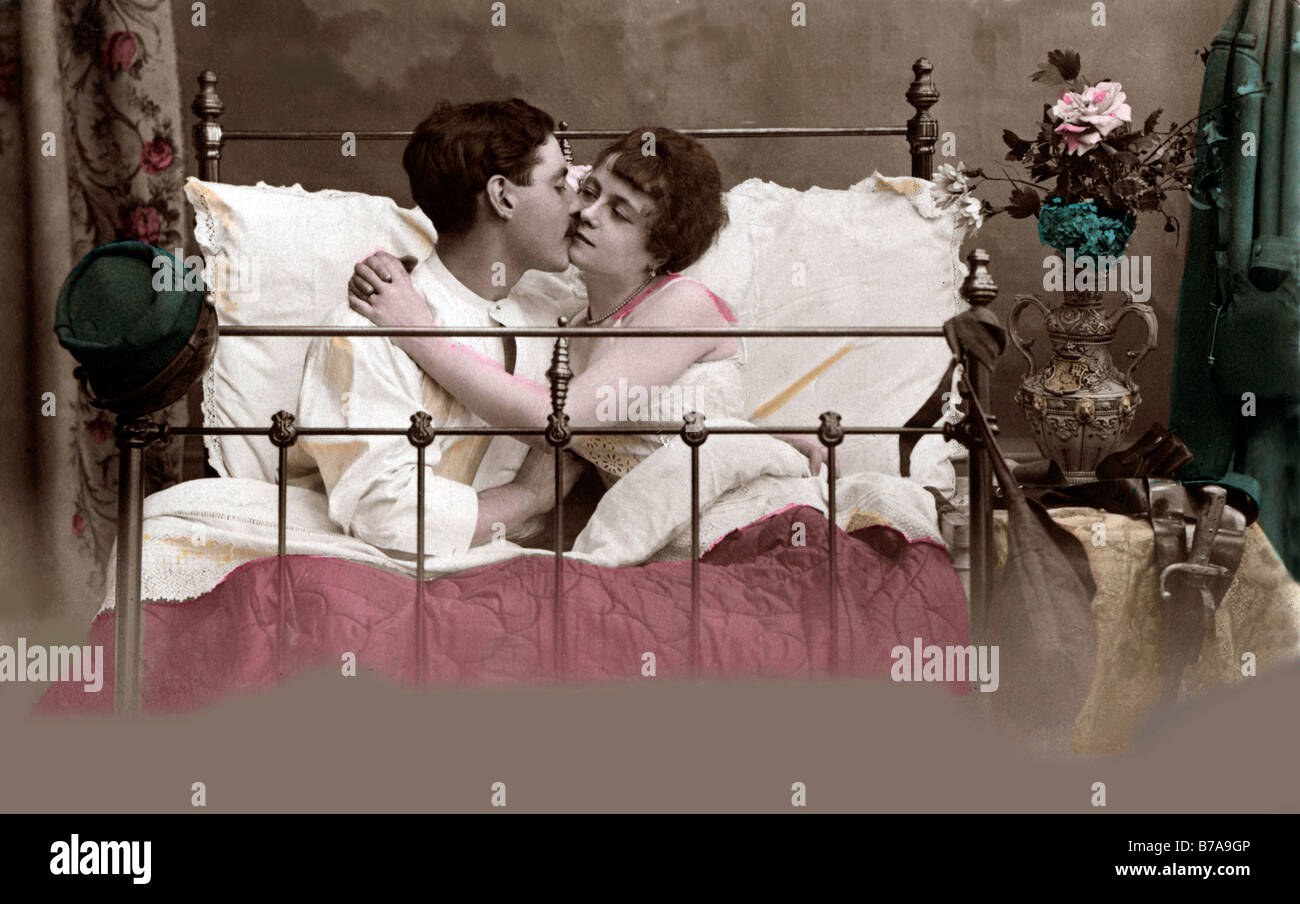 Foto storiche, amare il giovane a letto, ca. 1910 Foto Stock