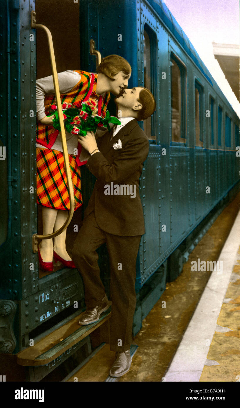 Foto storiche, giovane dire addio ad ogni altro presso la stazione ferroviaria, ca. 1920 Foto Stock