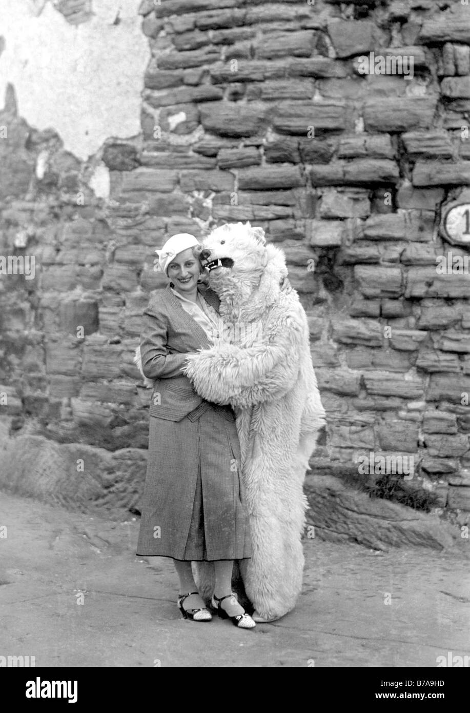 Foto storiche, donna con Berliner Baer, Berlin bear, ca. 1920 Foto Stock