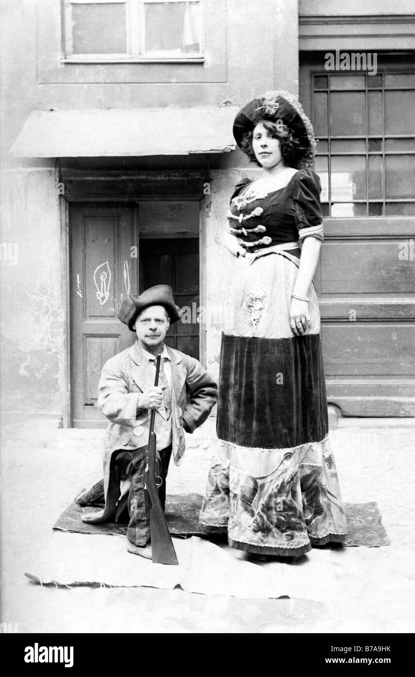 Foto storiche, piccolo uomo con tall woman, ca. 1910 Foto Stock