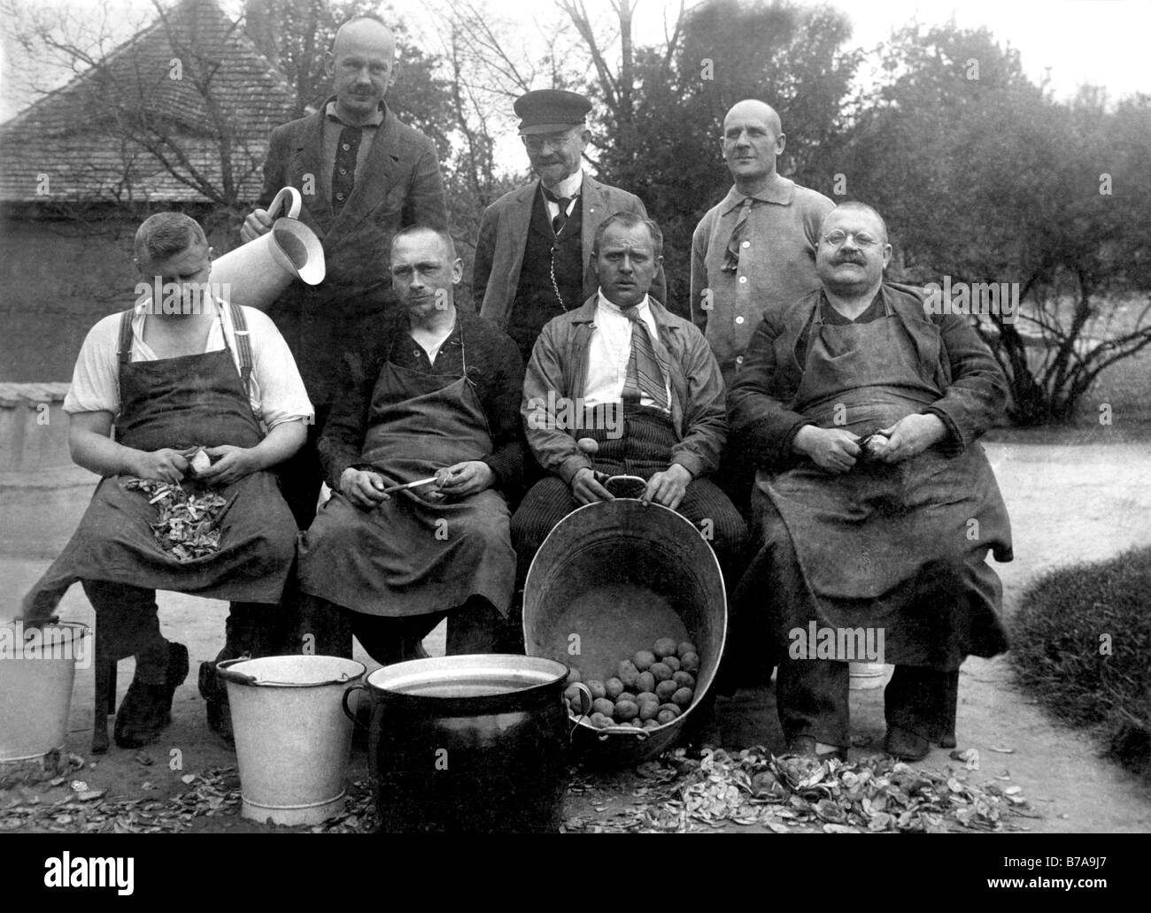 Foto storiche, gli uomini la pelatura di patate, ca. 1915 Foto Stock